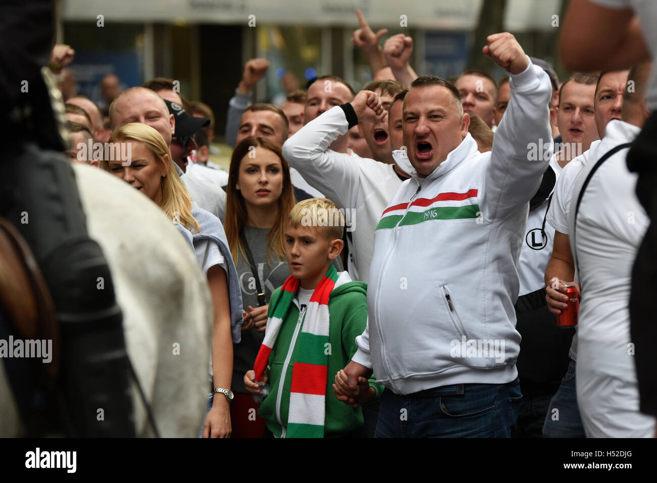 Legia Warsaw fans shout slogans in Madrid. © Jorge Sanz/Pacific Press/Alamy  Live News Stock Photo - Alamy