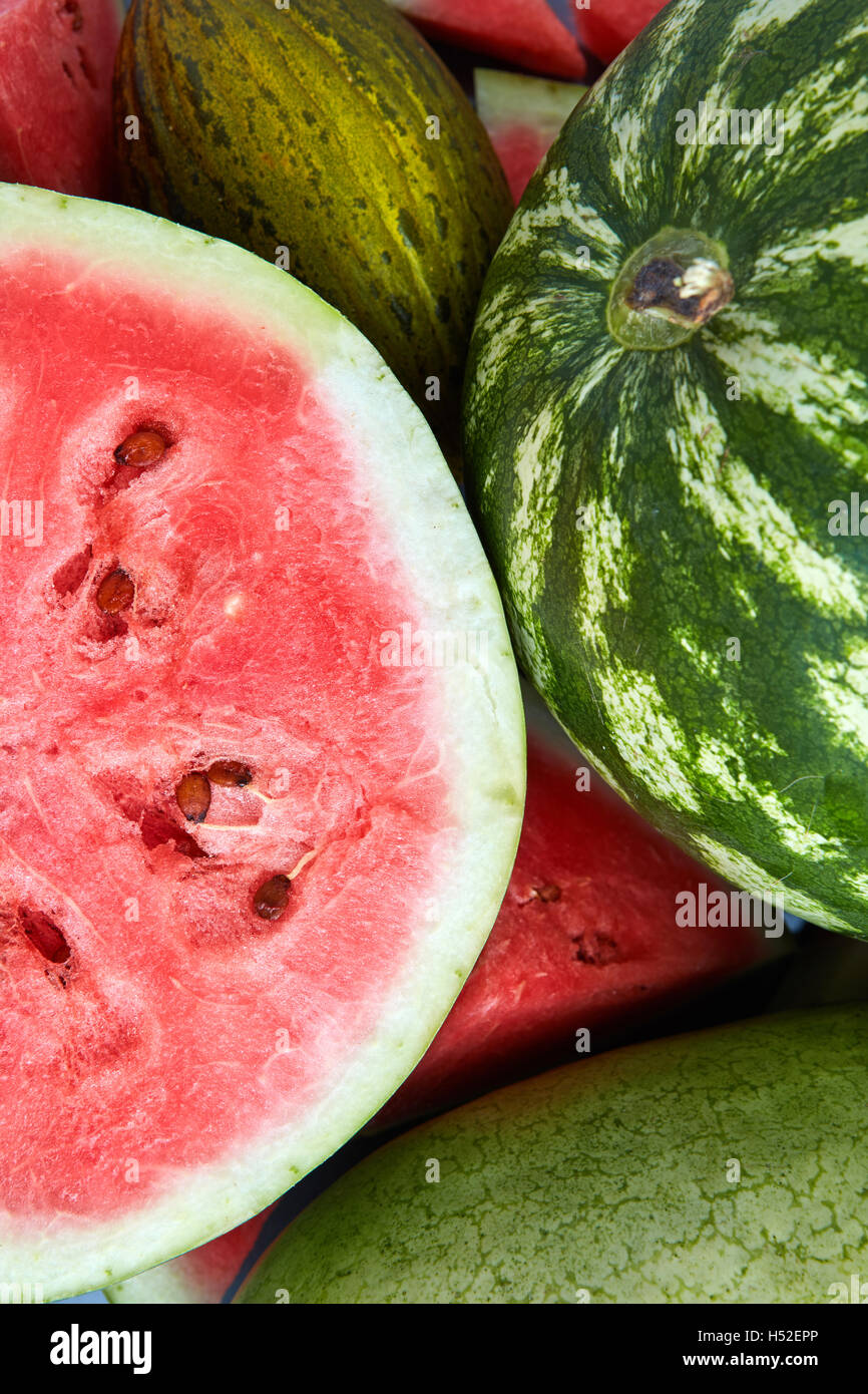 Background of fresh ripe watermelon and slices Stock Photo - Alamy