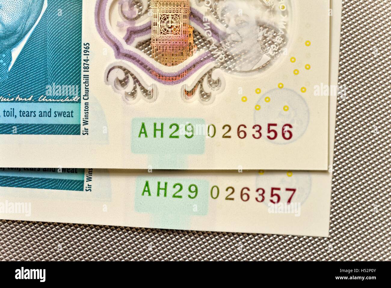 Two brand new five pound notes with sequential numbers uk Stock Photo