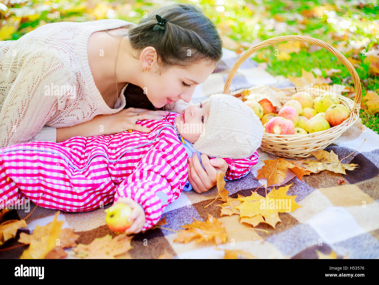 Outdoor hug portrait mother hi-res stock photography and images - Alamy