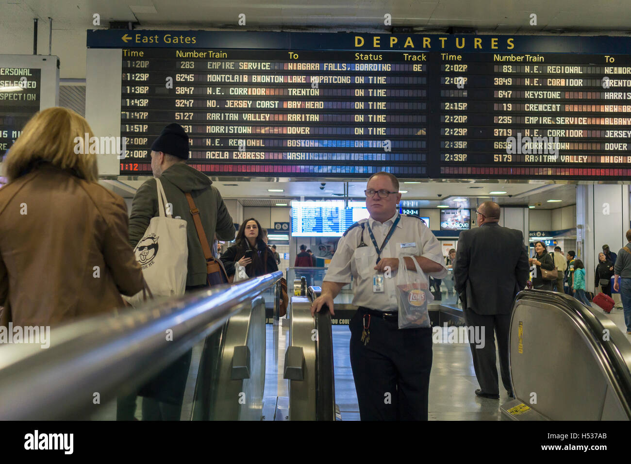 Penn station departures board hi-res stock photography and images - Alamy