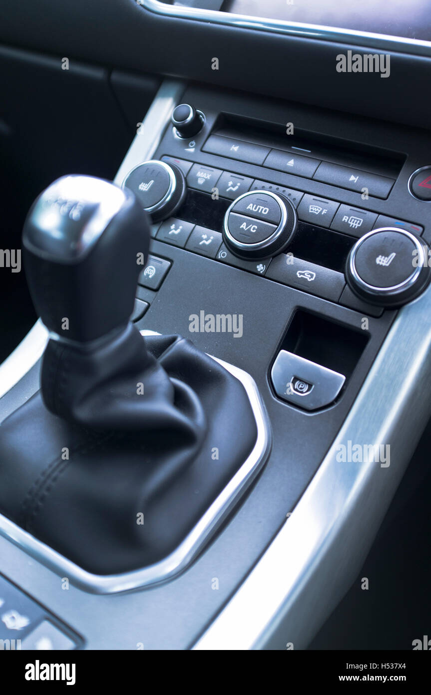 dh Range Rover Evoque LAND ROVER UK Car radio dashboard UK aircon heating controls control buttons Stock Photo