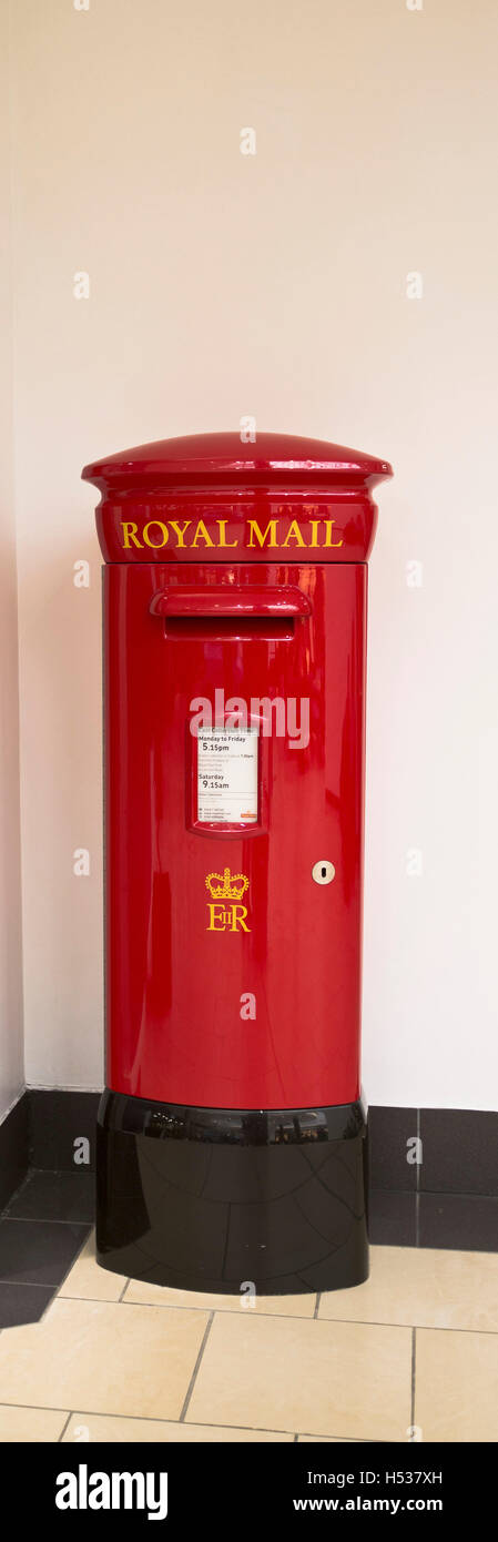 dh Post box ROYAL MAIL UK Modern mail box inside shopping centre postbox Stock Photo
