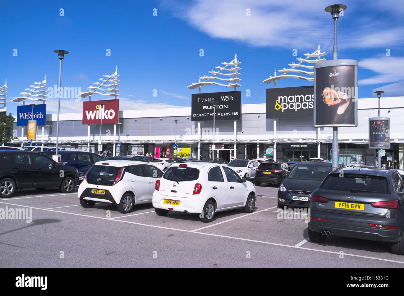 dh Car park SHOPPING MALL UK Carpark shopping mall Bristall shopping Park Yorkshire birstall leeds Stock Photo