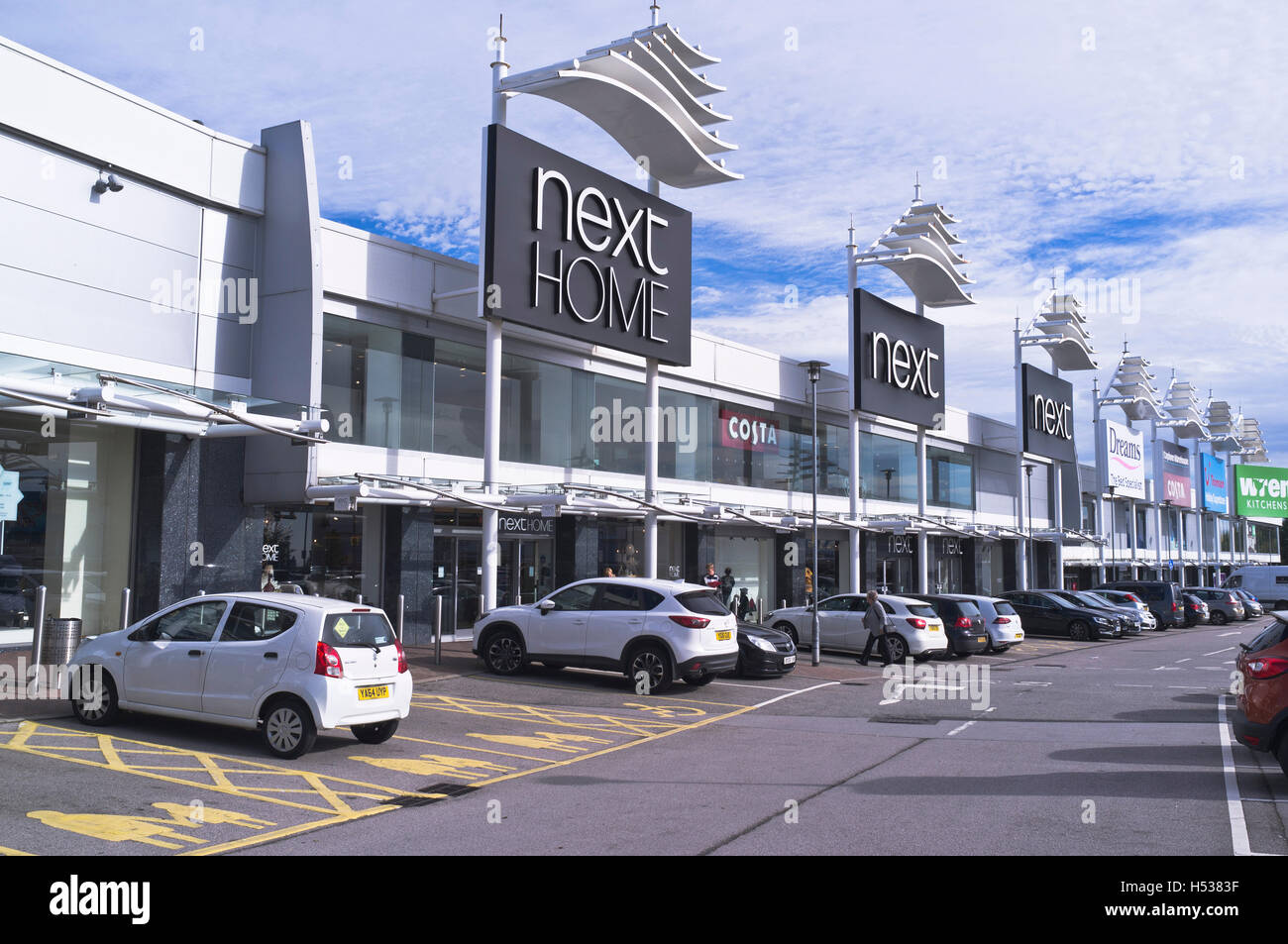 dh Shops SHOPPING MALL UK Birstall shopping Park Yorkshire parked cars