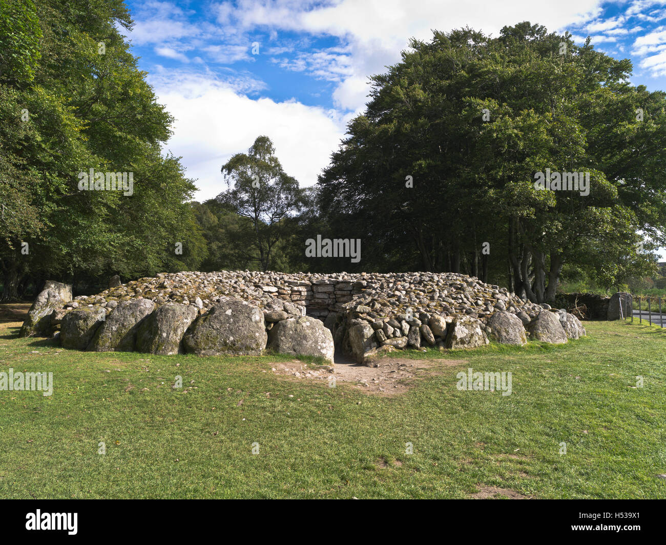 dh Balnuaran of Clava CULLODEN MOOR INVERNESS SHIRE Clava Cairns bronze age cairn Scotland neolithic tomb burial mound site chamber Stock Photo