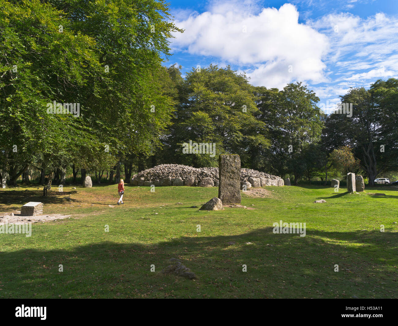 dh Balnuaran of Clava CULLODEN MOOR INVERNESS SHIRE Clava Cairns bronze age cairn passage Scotland neolithic tomb uk mound Stock Photo