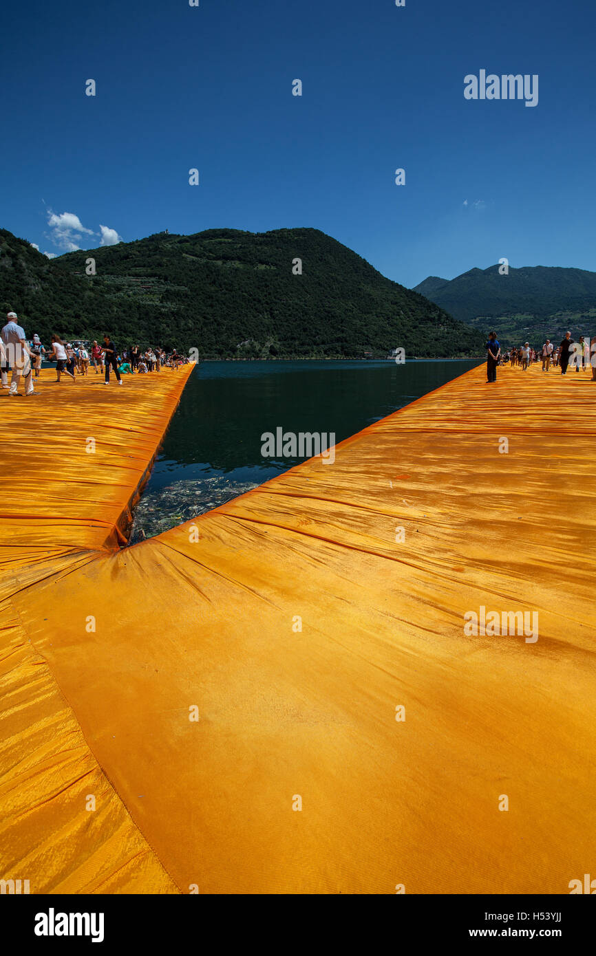 Christo and Jeanne Claude's 'Floating Piers', Lake Iseo, Italy 2016 Stock Photo Alamy