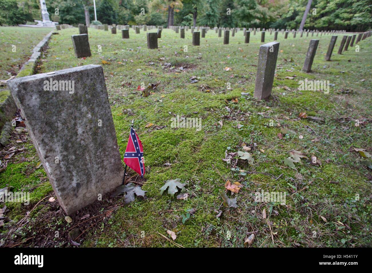 A grave marker with a confederate flag at the Confederate Cemetery in Fayetteville, Arkansas, USA. Stock Photo