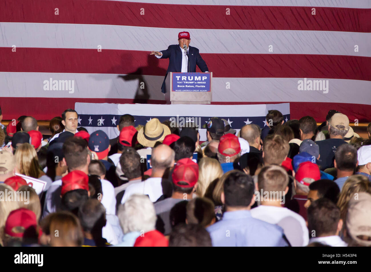 Trump In Crowd Trump rally crowd 2016 hi-res stock photography and images - Alamy