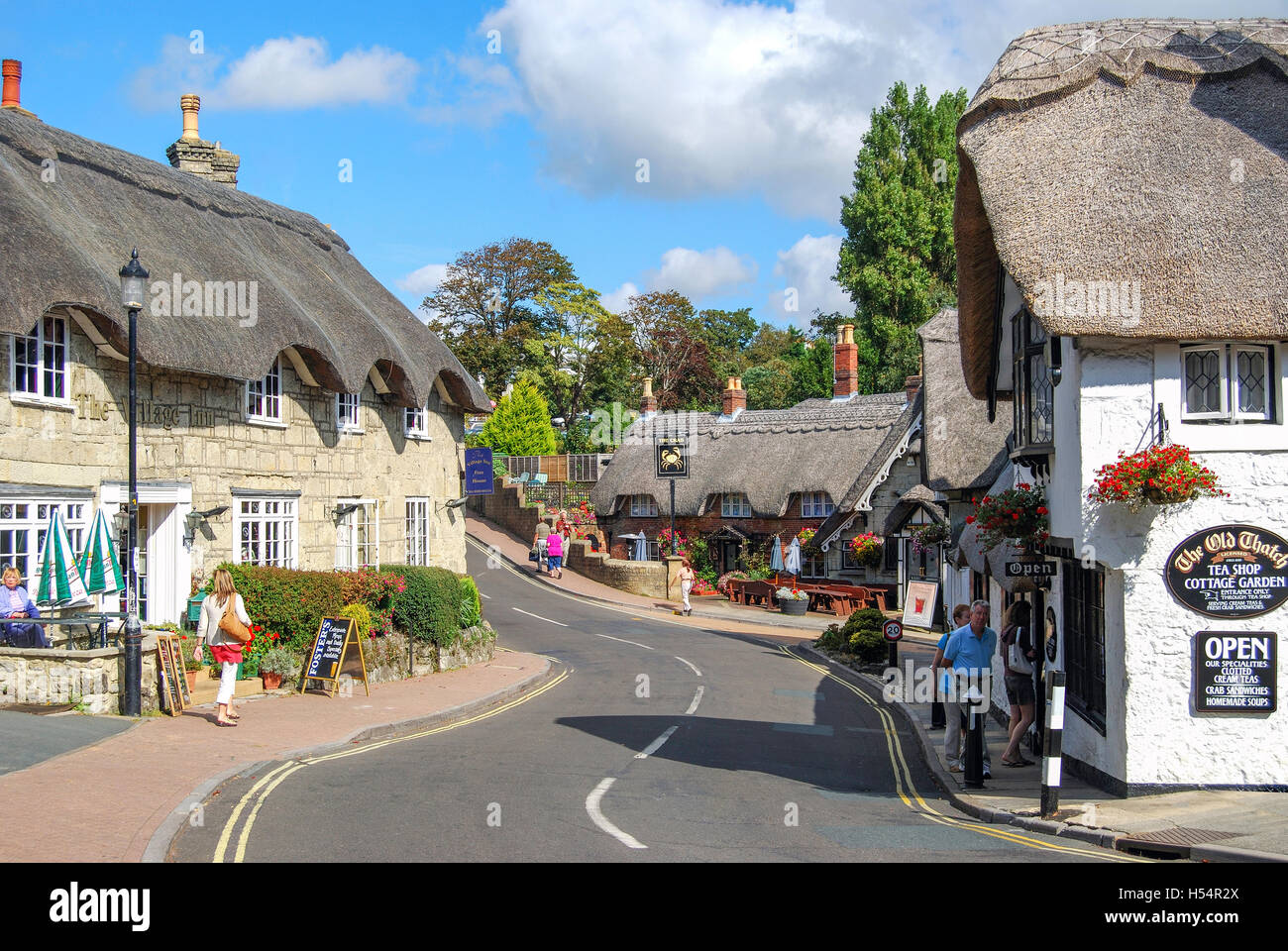 shanklin-isle-wight-old-thatched-hi-res-stock-photography-and-images