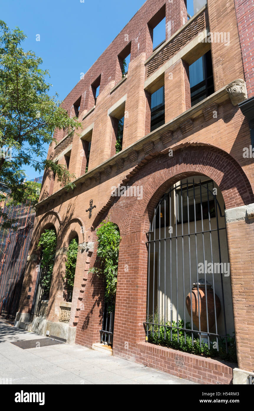 interesting architectural detail of townhouse building in west village H54RM3