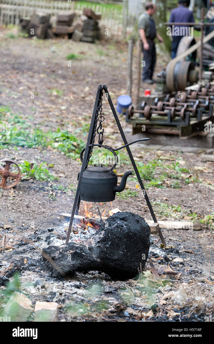 https://c8.alamy.com/comp/H5718F/campfire-and-kettle-in-a-woodyard-at-weald-and-downland-open-air-museum-H5718F.jpg