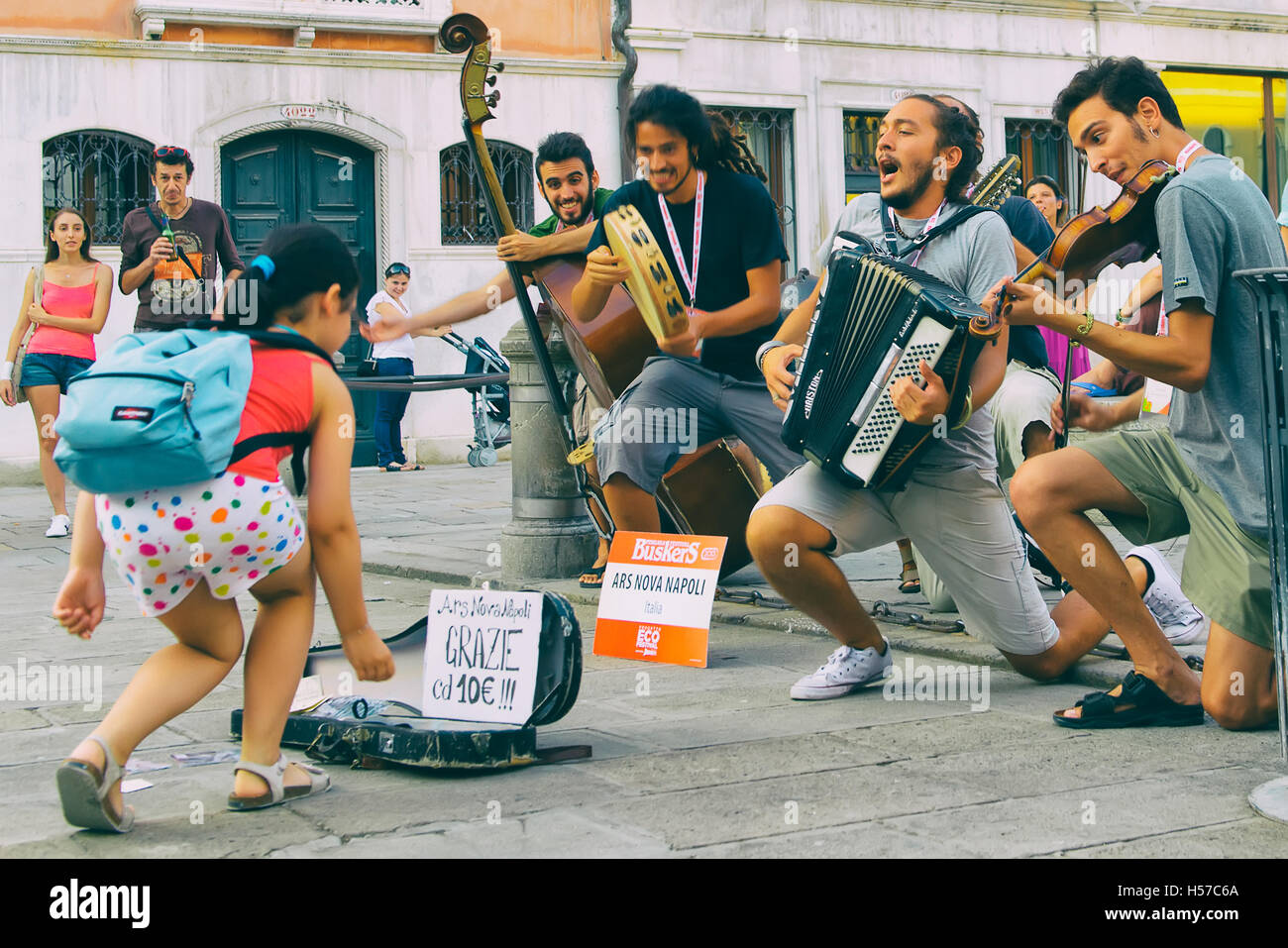 Играют на улице песни. ARS Nova в Италии. Музыканты на улице. Музыканты люди на улице. Уличные музыканты.