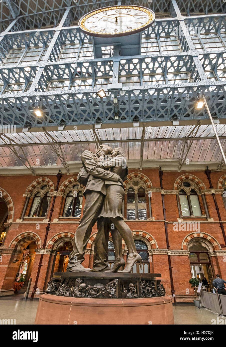 Sculpture of 'The Meeting Place' by 'Paul Day' at the Victorian St. Pancras Railway Station London UK built 1868 and Renovated Stock Photo