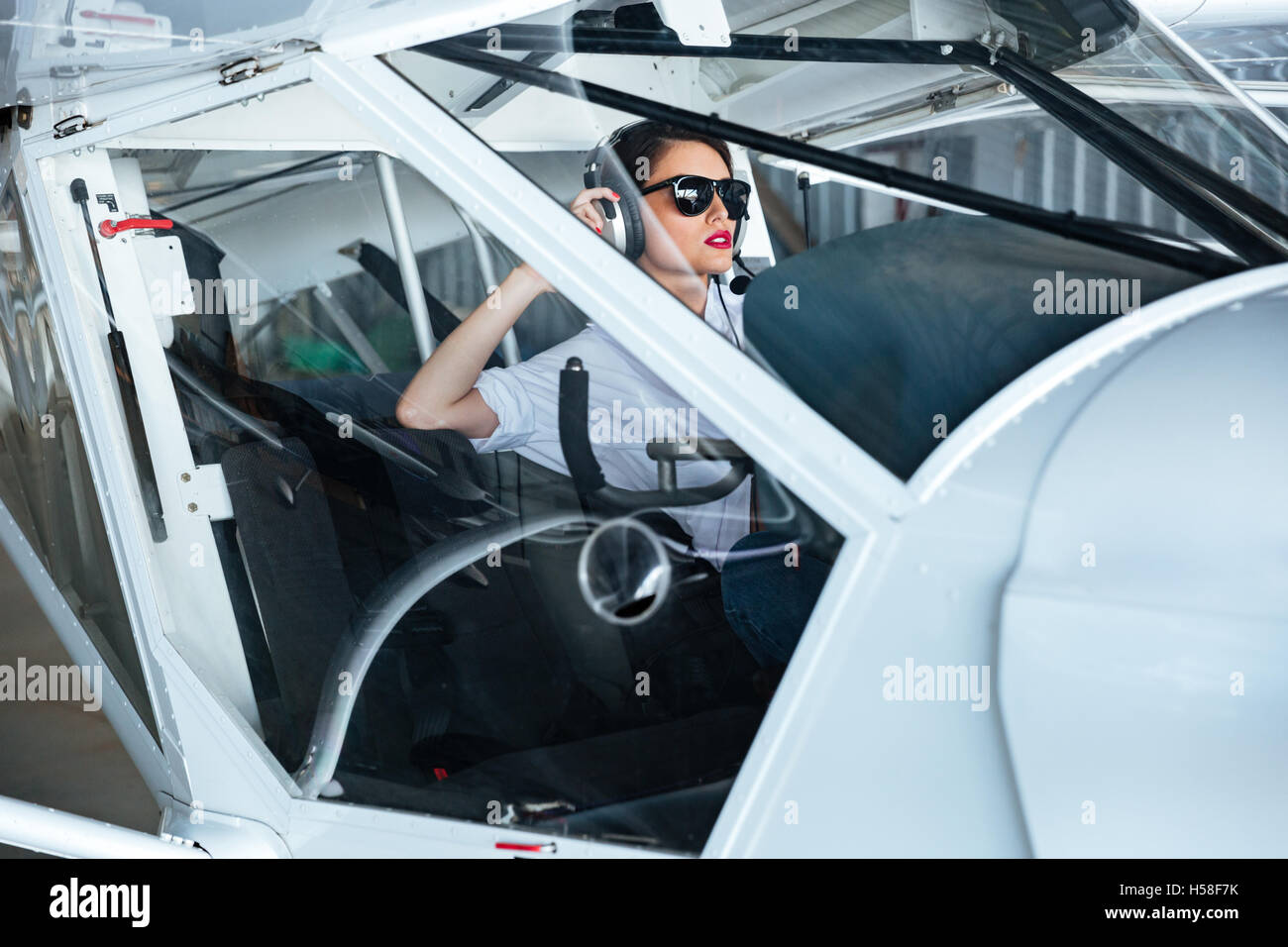 Female military pilot hi-res stock photography and images - Alamy