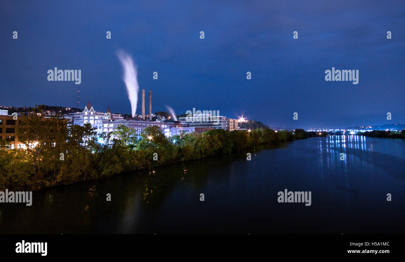 Night photograph of the former Heinz Factory in Pittsburgh, Pennsylvania, and the Allegheny River Stock Photo