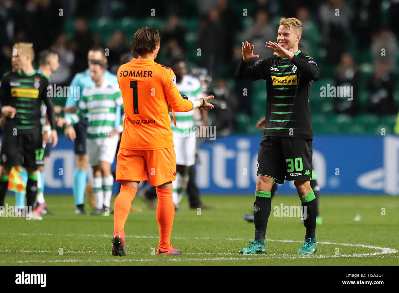 Borussia Monchengladbach goalkeeper Yann Sommer (left) and Borussia Monchengladbach's Nico Elvedi clebrate after the final whistle during the UEFA Champions League match at Celtic Park, Glasgow. Stock Photo
