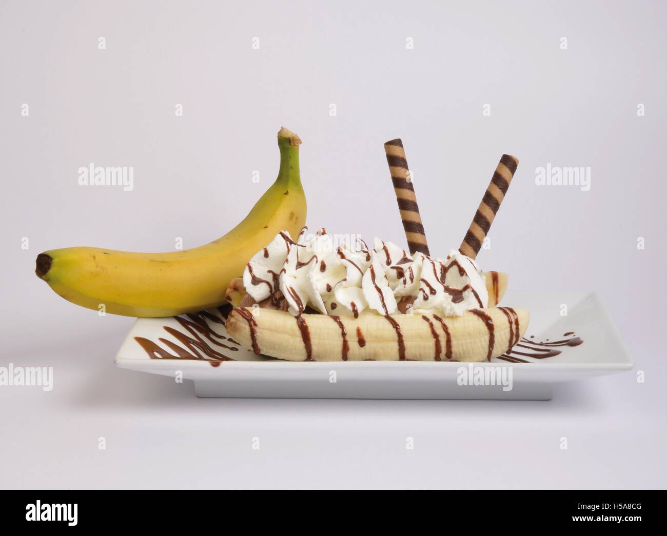 32/5000 bowl of ice cream on white background Banana Split Stock Photo