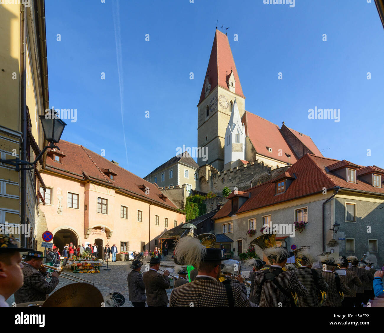 Weißenkirchen in der Wachau: Thanksgiving procession, church, Marktplatz (Market Square), band in traditional costume, men with Stock Photo