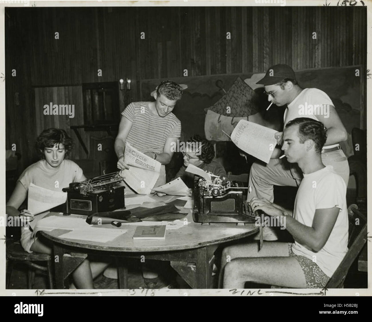Young men and women working on writing for publications at Camp Wel-Met, 1948 Stock Photo