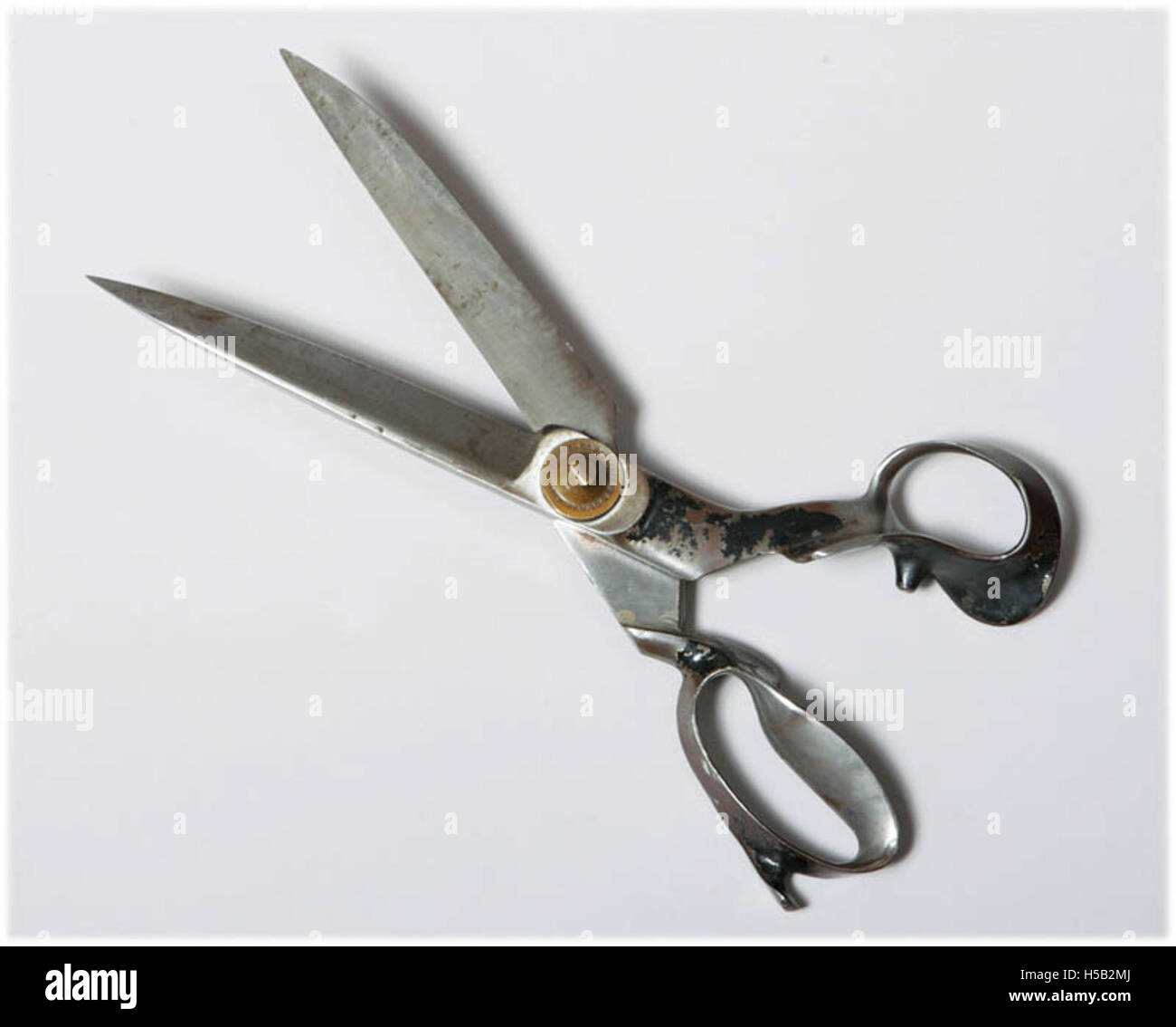 Cutter's Shears, featured in the Yeshiva University Museum, illustrates the role of scissors in the garment industry, focusing on Jewish occupations and everyday life in this context. Stock Photo