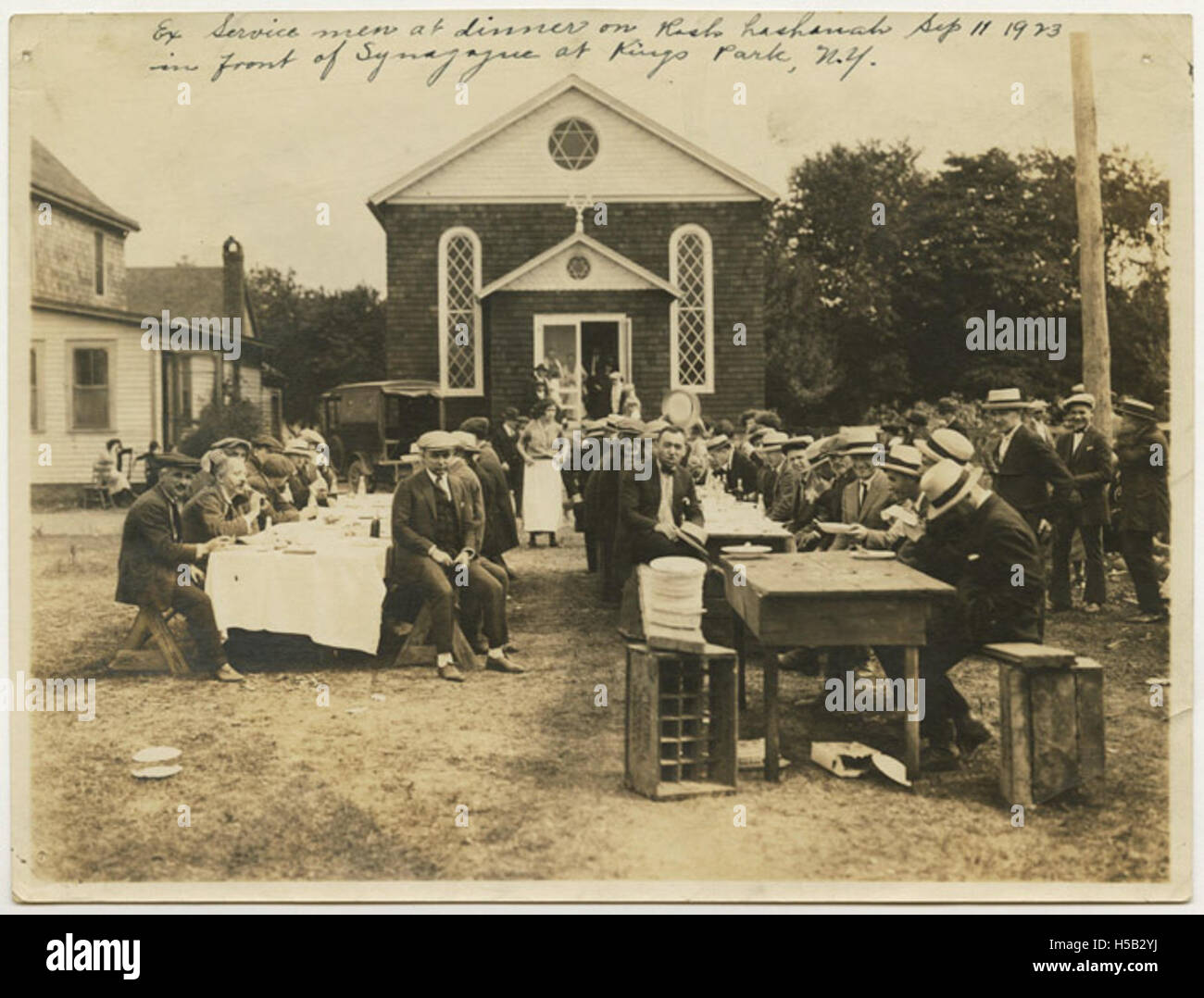 Ex-servicemen at dinner on Rosh Hashanah in front of Synagogue at Kings Park, NY, 1923 Stock Photo