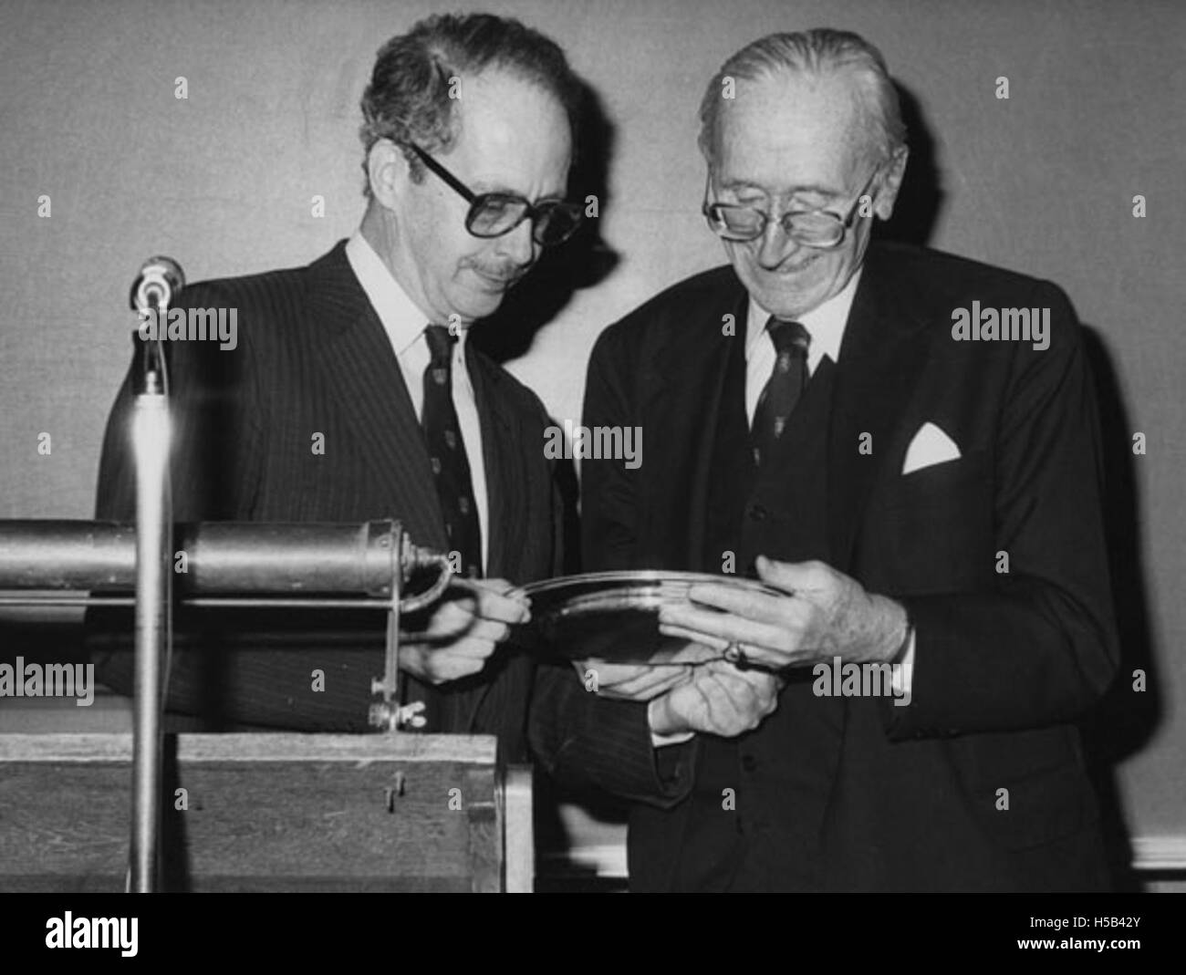 Professor Dahrendorf presenting Professor F. A Hayek with a Commemorative Plate, 1981 Stock Photo