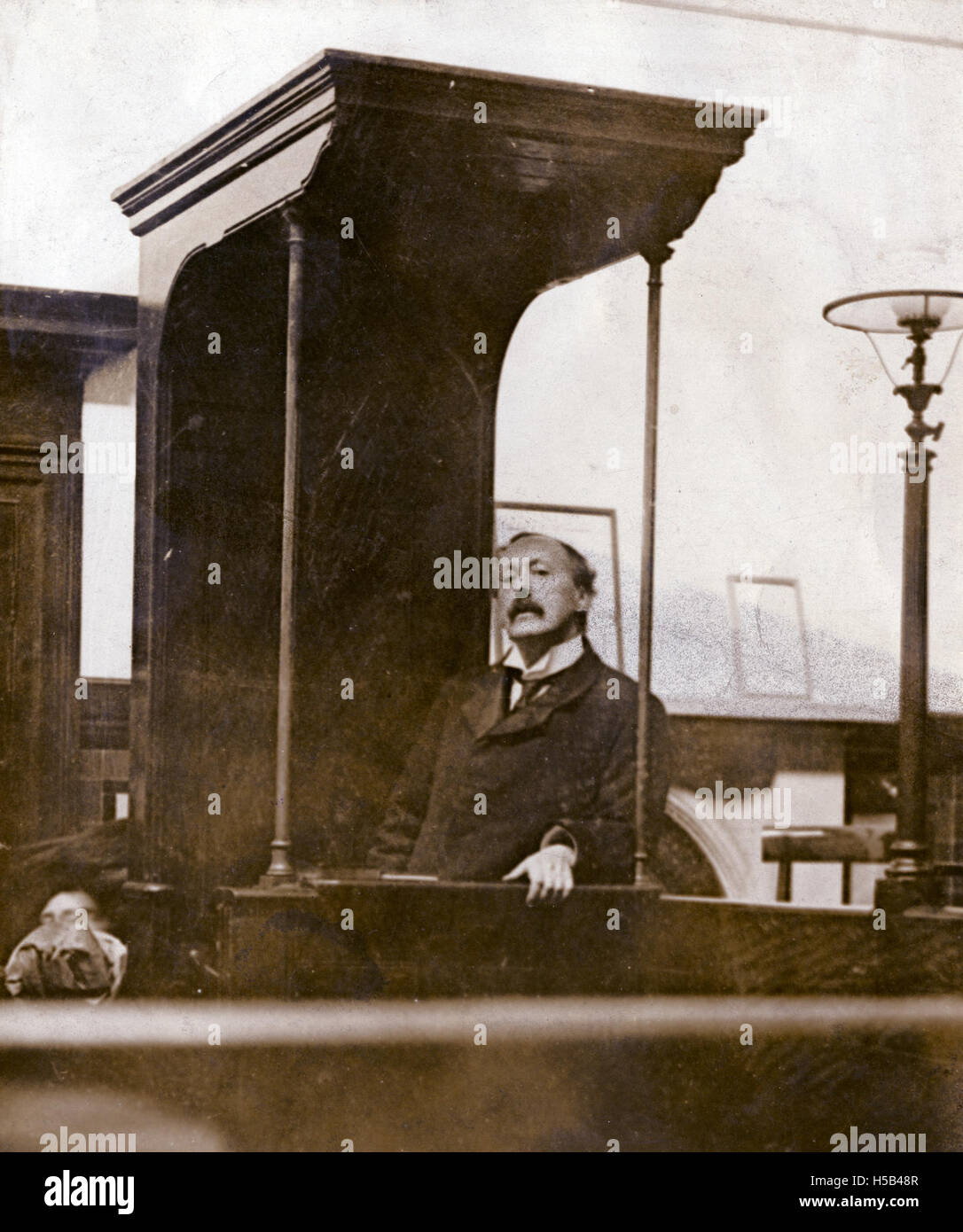 Witness box hires stock photography and images Alamy