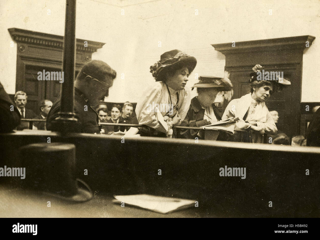 Christabel Pankhurst, Flora Drummond and Emmeline Pankhurst in court, 1908. Stock Photo