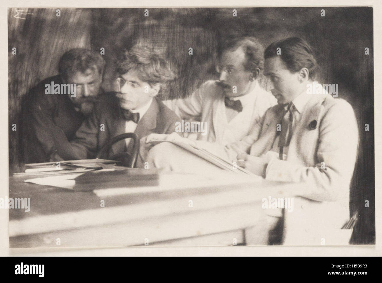 Frank Eugene, Alfred Stieglitz, Heinrich Kuhn and Edward Steichen admiring the work of Eugene, 1907 Stock Photo
