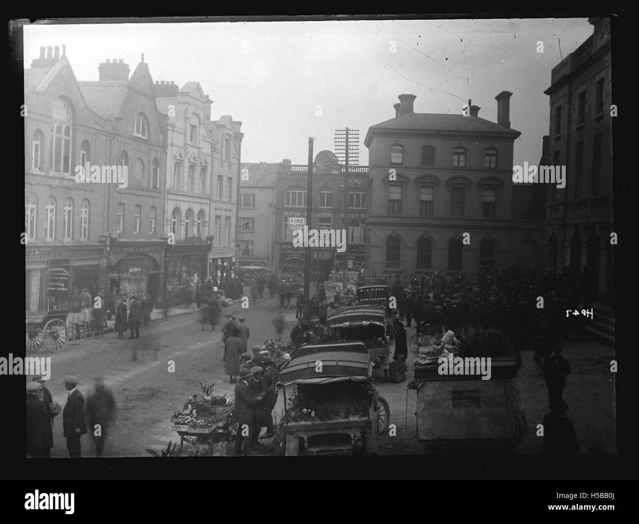 Busy streetmarket scene Stock Photo Alamy