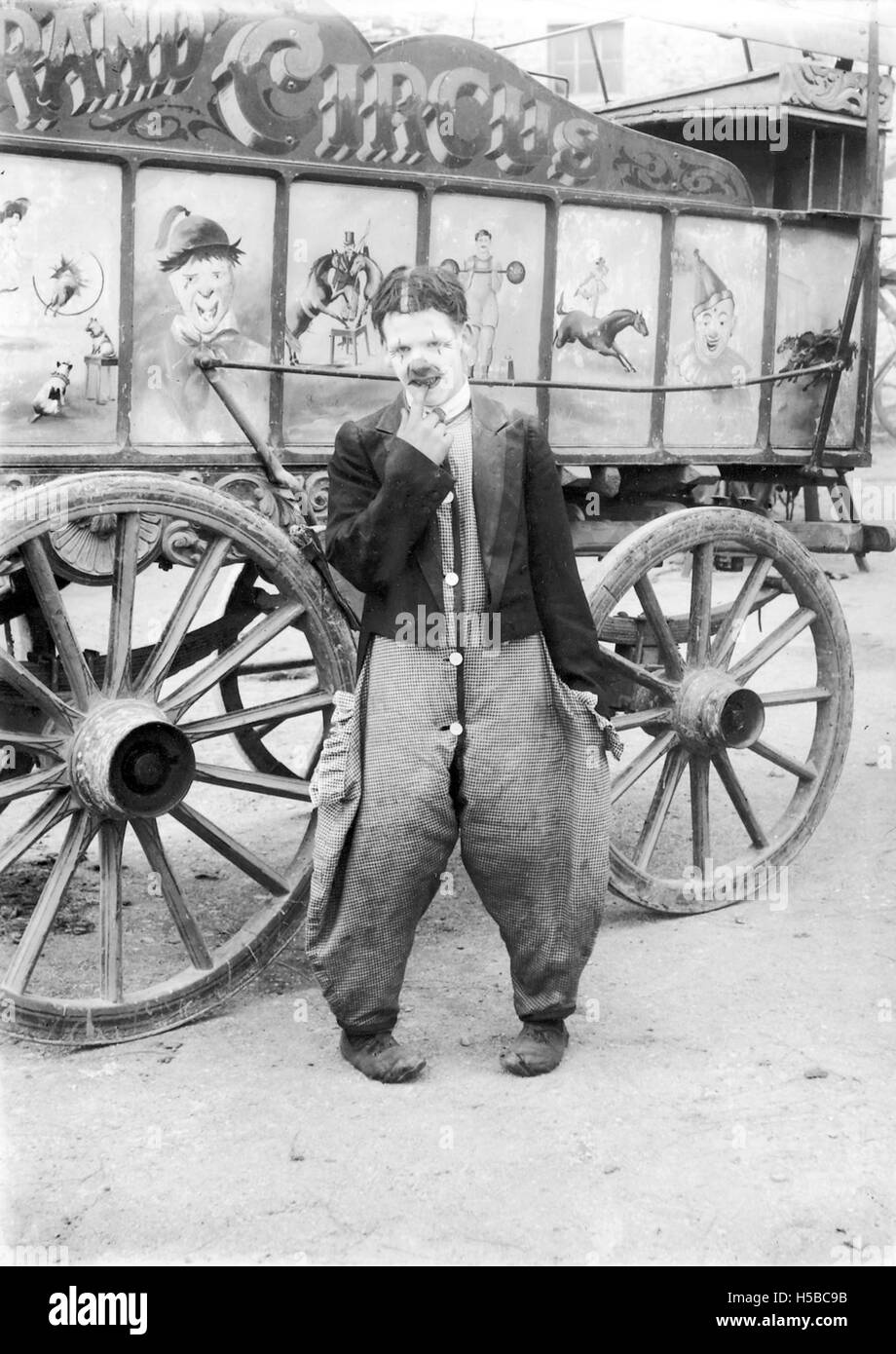 The Grand Circus, clown beside a wagon Stock Photo