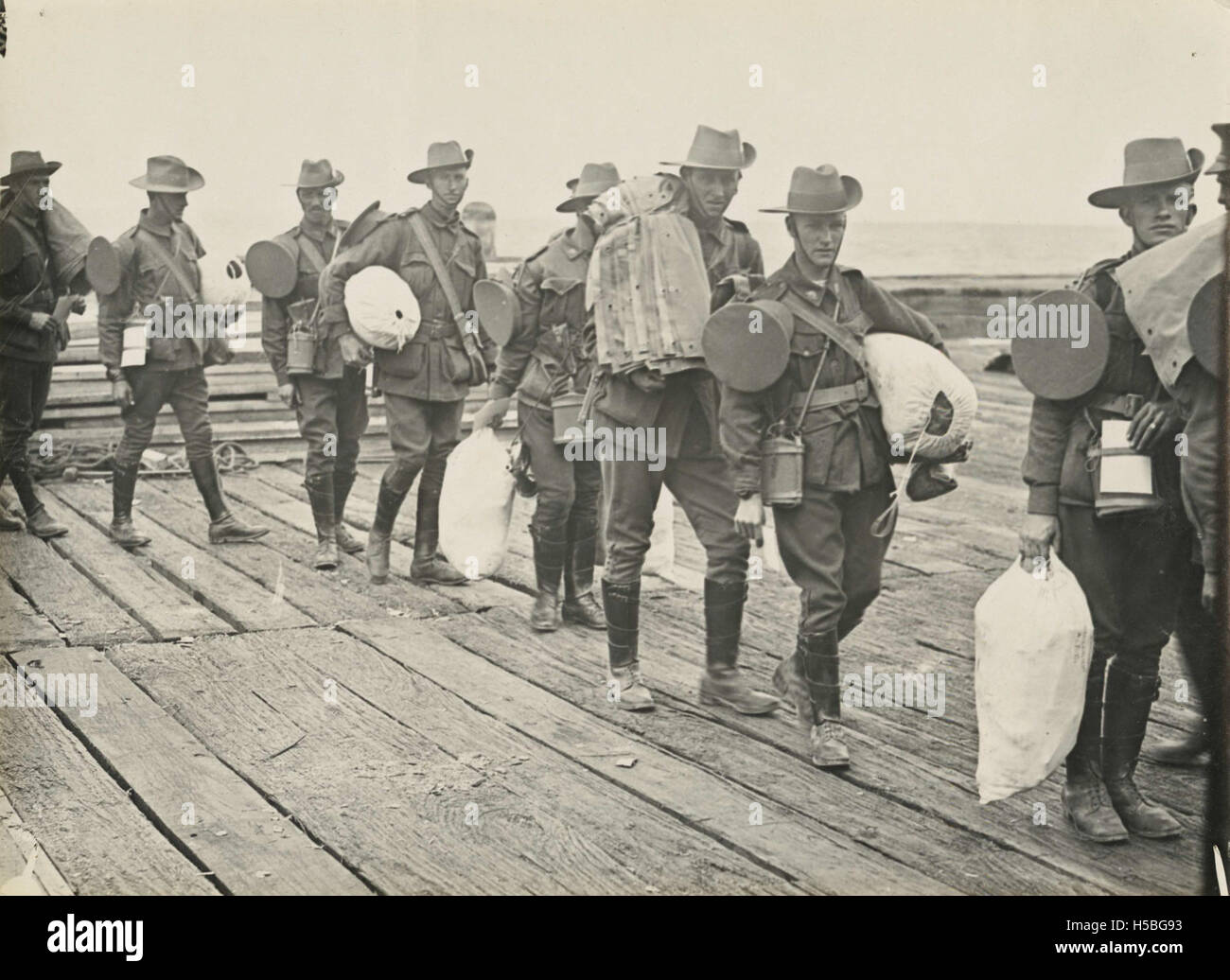 Troop flying hi-res stock photography and images - Alamy