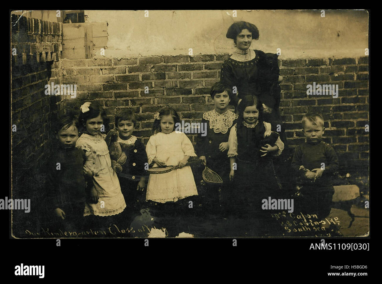 5 Photographic postcard of a female teacher with her kindergarten class at Miss Capon's Private School in Southsea, Portsmouth Stock Photo
