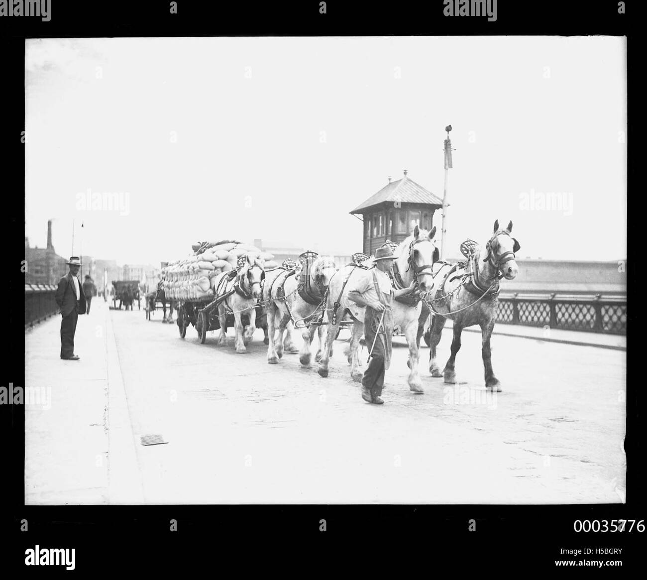 Work horses, cargo cart and men crossing Pyrmont Bridge in Sydney, 1902-1917 Stock Photo