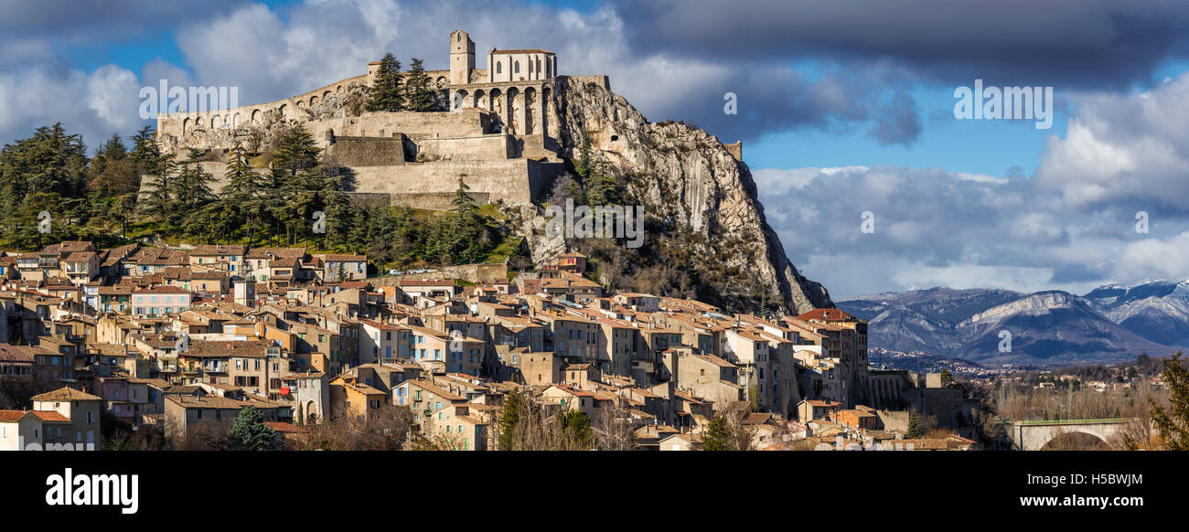 Sisteron rooftops with its Citadel and fortifications (panoramic). Alpes de Haute Provence, Southern Alps, France Stock Photo