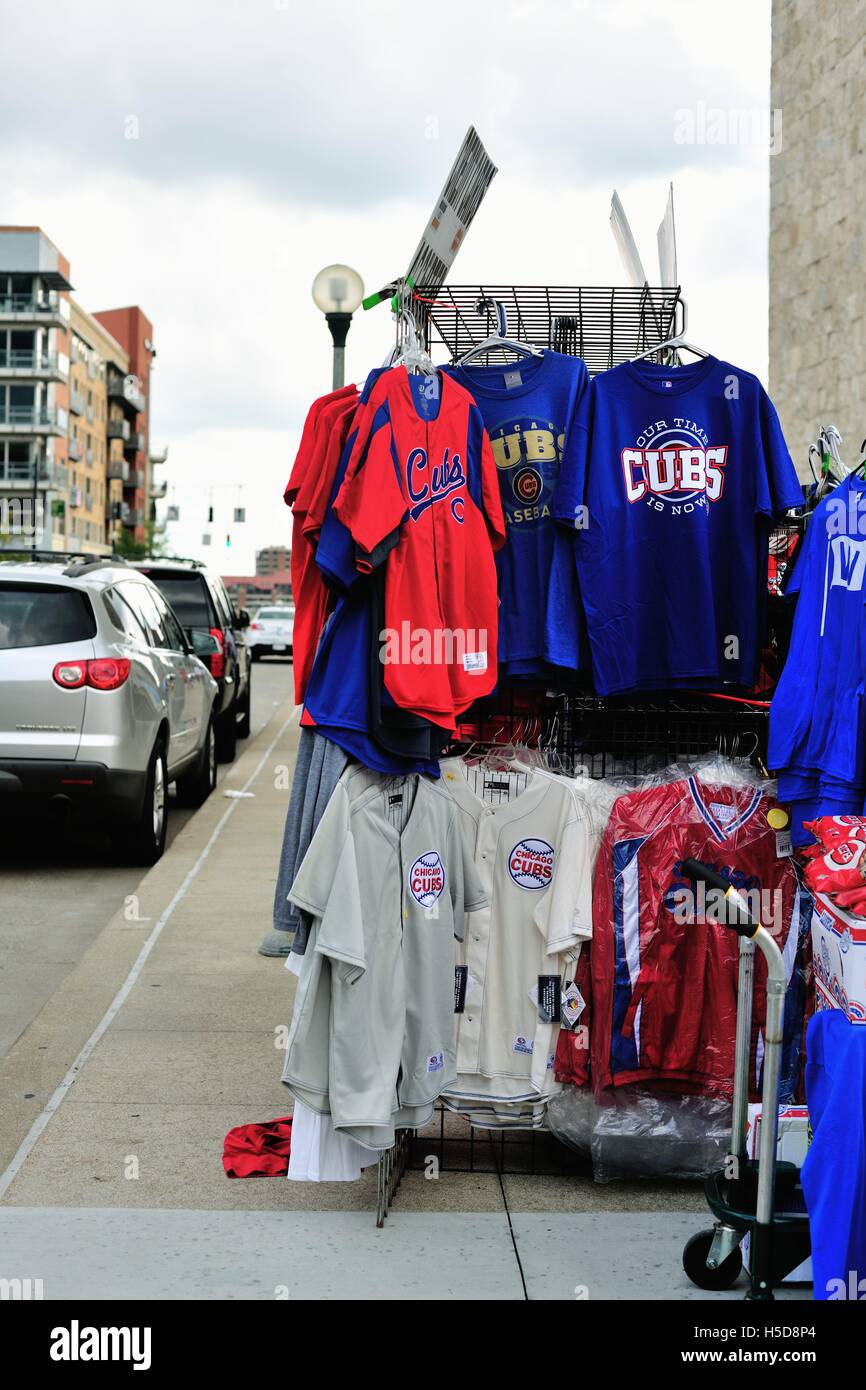The national appeal of the Chicago Cubs is evident on a downtown Cincinnati  street near the Great American Ballpark. Cincinnati, Ohio, USA Stock Photo  - Alamy