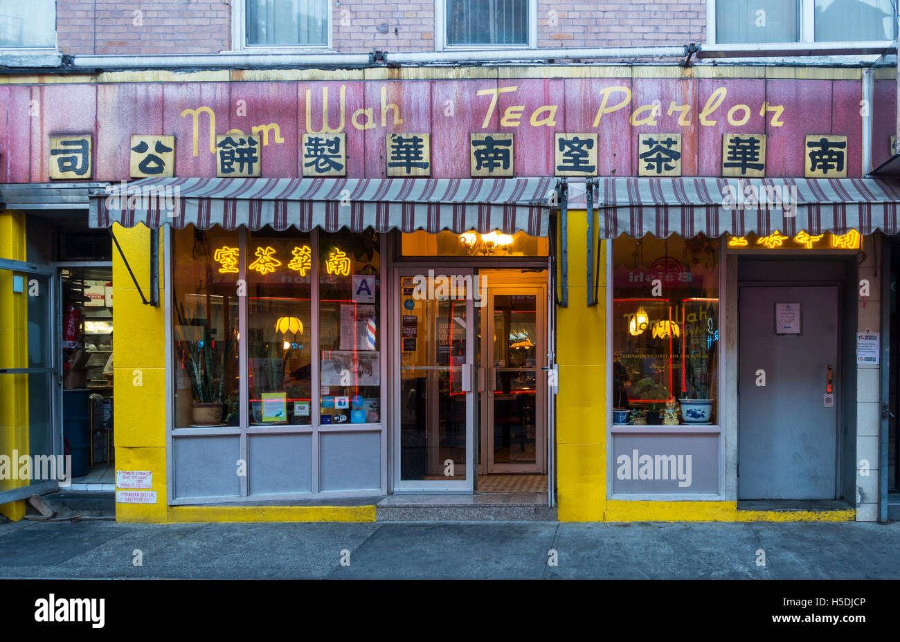Nom Wah Tea Parlor in Chinatown in New York City Stock Photo Alamy