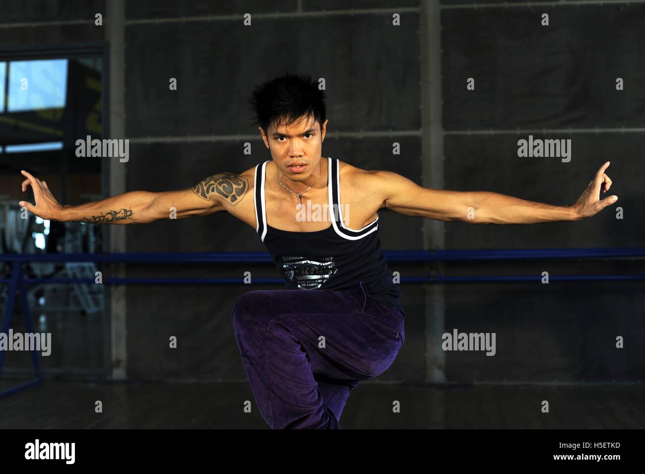 Kung fu stick fighter Stock Photo - Alamy