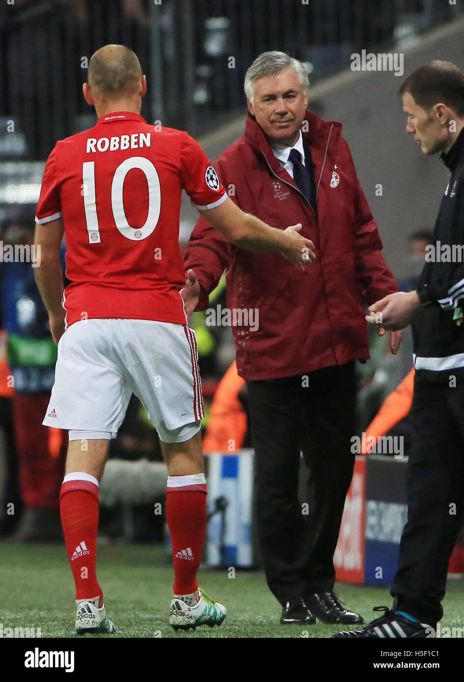 Munich, Germany. 19th Oct, 2016. Bayern Munich's coach Carlo Ancelotti (C)  greets his player Arjen Robben during the UEFA Champions League Group D  football match between FC Bayern Munich and PSV Eindhoven