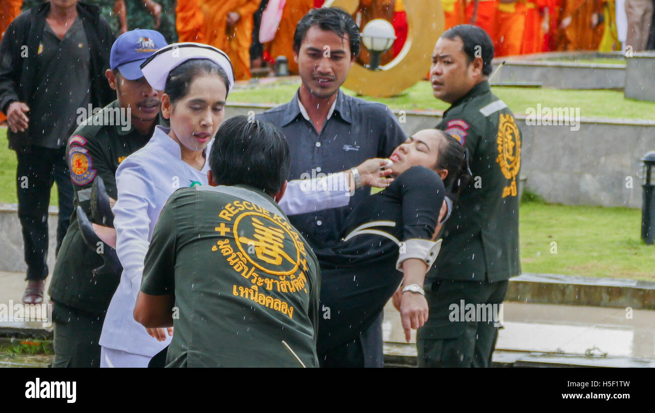 Krabi, Thailand. 19th October, 2016. Thai woman faint during Mourning Ceremony of King Bhumibol Adulyadej at Krabi Provincial Hall on October 19, 2016 in Krabi, Thailand. Credit:  Suphatthra China/Alamy Live News Stock Photo