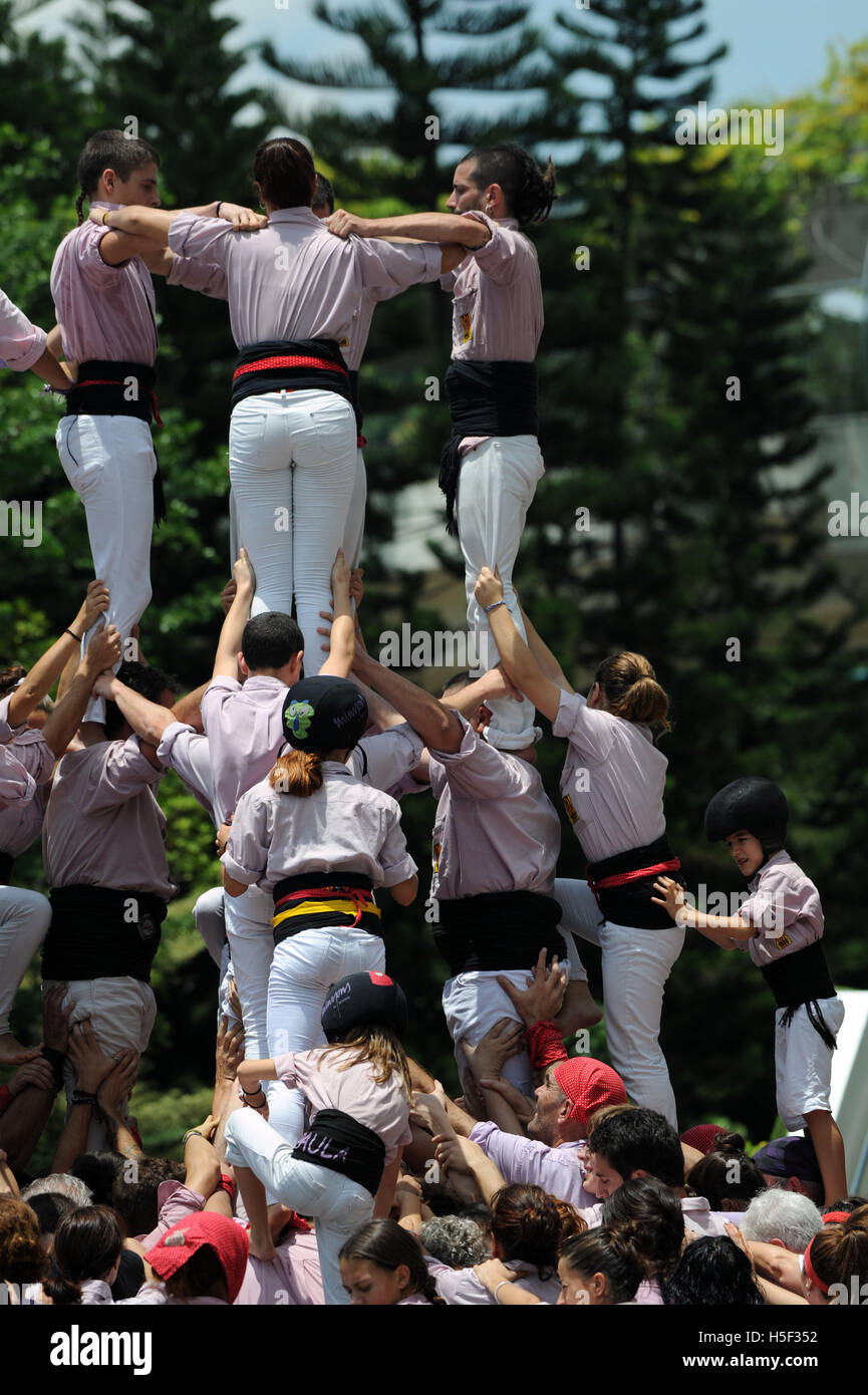 Singapore. 20th Oct, 2016. Catalonian castellers form human towers during the 'Catalonia Week' at Singapore's Sentosa island on Oct. 20, 2016. The famous castellers from Minyons de Terrassa participated in the 'Catalonia Week' held in Singapore from Oct. 18 to Oct. 21. Credit:  Then Chih Wey/Xinhua/Alamy Live News Stock Photo