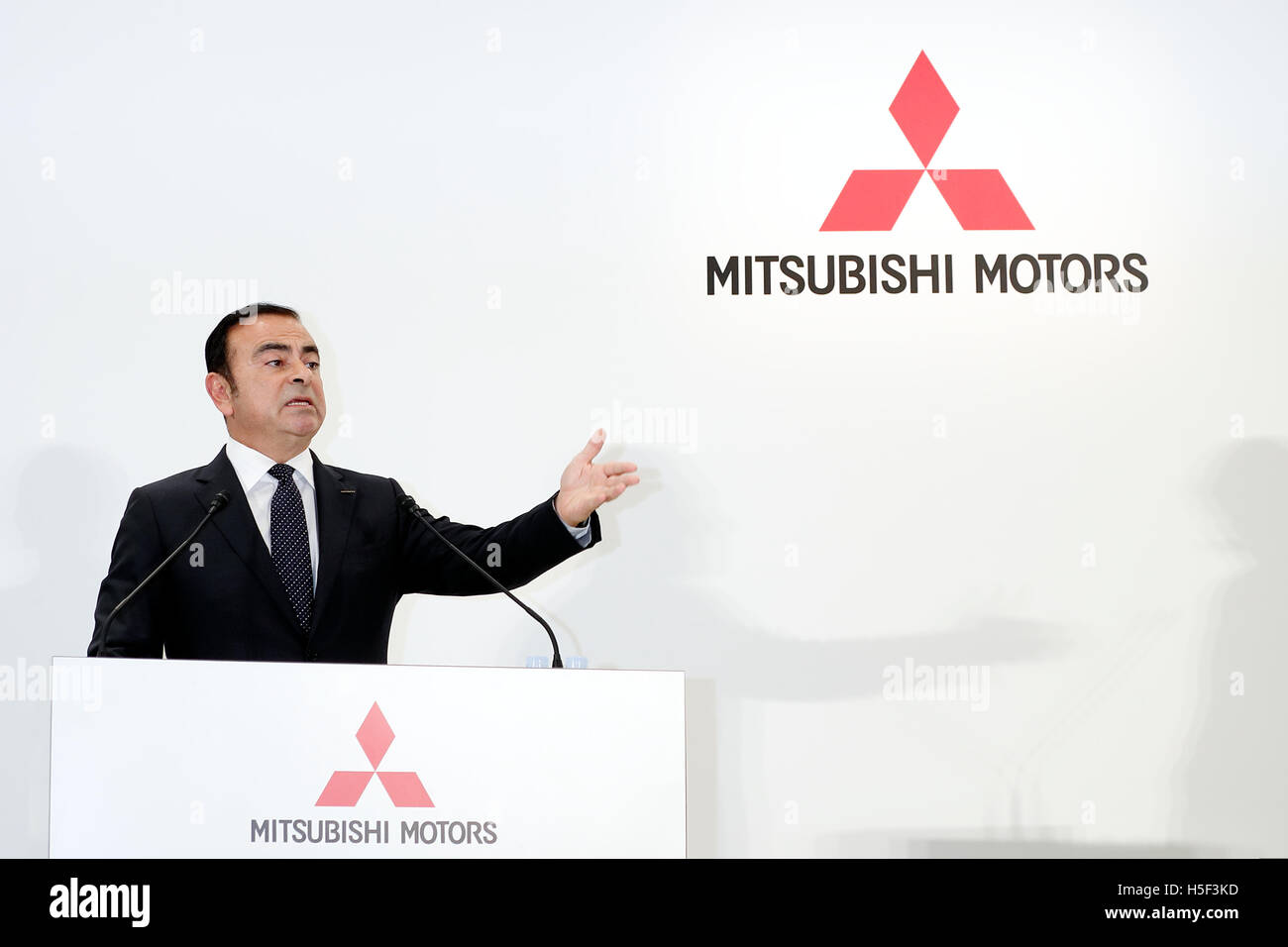 Tokyo, Japan. 20th October, 2016.  Carlos Ghosn, Chairman and Chief Executive Officer of Nissan Motor Co., Ltd., speaks during a press conference on October 20, 2016, Tokyo, Japan. Ghosn announced that Nissan completed its acquisition of a 34% equity stake in MMC for 237 billion yen, becoming its single largest shareholder. Credit:  Rodrigo Reyes Marin/AFLO/Alamy Live News Stock Photo