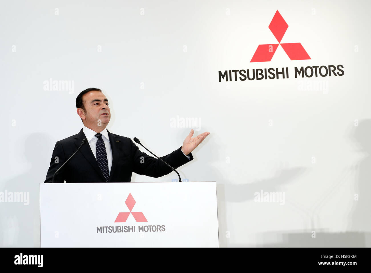Tokyo, Japan. 20th October, 2016.  Carlos Ghosn, Chairman and Chief Executive Officer of Nissan Motor Co., Ltd., speaks during a press conference on October 20, 2016, Tokyo, Japan. Ghosn announced that Nissan completed its acquisition of a 34% equity stake in MMC for 237 billion yen, becoming its single largest shareholder. Credit:  Rodrigo Reyes Marin/AFLO/Alamy Live News Stock Photo