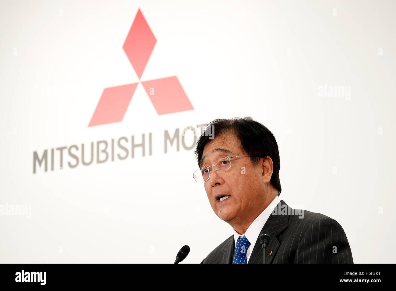 Tokyo, Japan. 20th October, 2016.  Osamu Masuko, Mitsubishi Motors Corporation (MMC) President and Chief Executive Officer speaks during a press conference on October 20, 2016, Tokyo, Japan. Ghosn announced that Nissan completed its acquisition of a 34% equity stake in MMC for 237 billion yen, becoming its single largest shareholder. Credit:  Rodrigo Reyes Marin/AFLO/Alamy Live News Stock Photo
