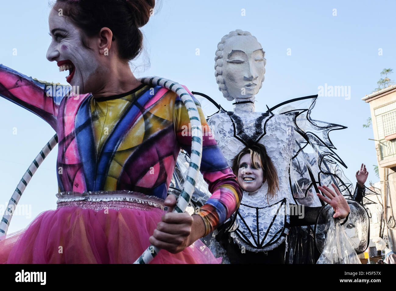 Jerusalem, Israel. 20th October, 2016. Street performers entertain the crowds in the annual Jerusalem Parade. An estimated ten thousand people marched in the annual Jerusalem Parade including delegations from around the world, Israeli industry, banks, emergency and military personnel, in the tradition of Temple Mount pilgrimages on the holiday of Sukkoth and in a show of international support for Israel. Credit:  Nir Alon/Alamy Live News Stock Photo