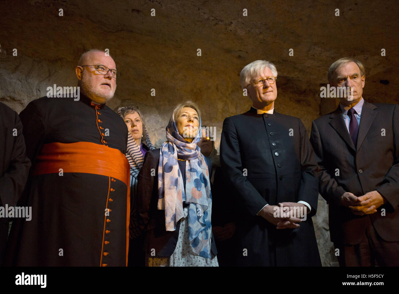 Jerusalem, Israel. 20th Oct, 2016. Cardinal Reinhard Marx (l), State Bishop Heinrich Bedford-Strohm (2nd r) and the delegation of the Evangelic Church in Germany and the German Bishop Conference visit the Temple Mount in Jerusalem, Israel, 20 October 2016. PHOTO: CORINNA KERN/dpa/Alamy Live News Stock Photo