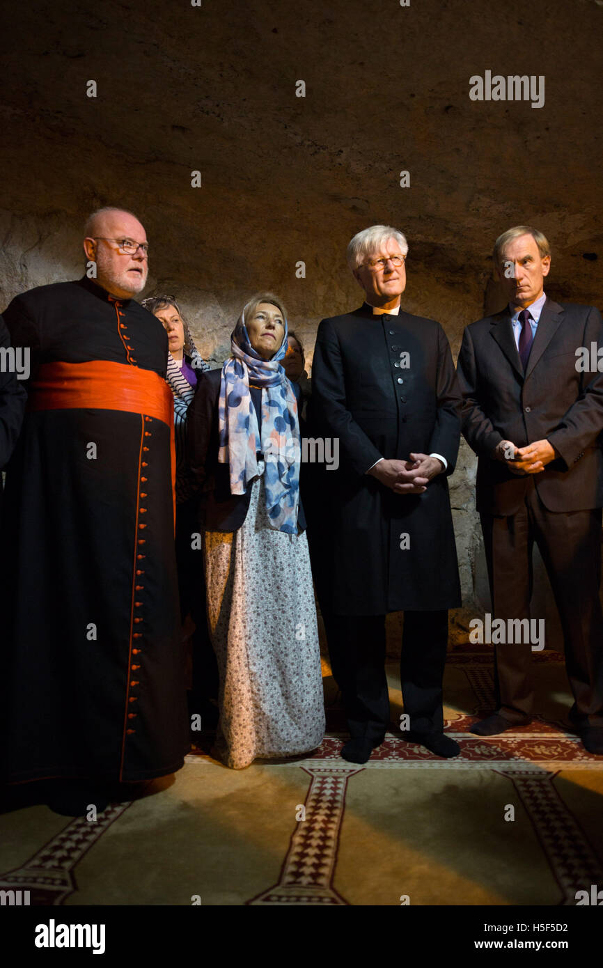 Jerusalem, Israel. 20th Oct, 2016. Cardinal Reinhard Marx (l), State Bishop Heinrich Bedford-Strohm (2nd r) and the delegation of the Evangelic Church in Germany and the German Bishop Conference visit the Temple Mount in Jerusalem, Israel, 20 October 2016. PHOTO: CORINNA KERN/dpa/Alamy Live News Stock Photo