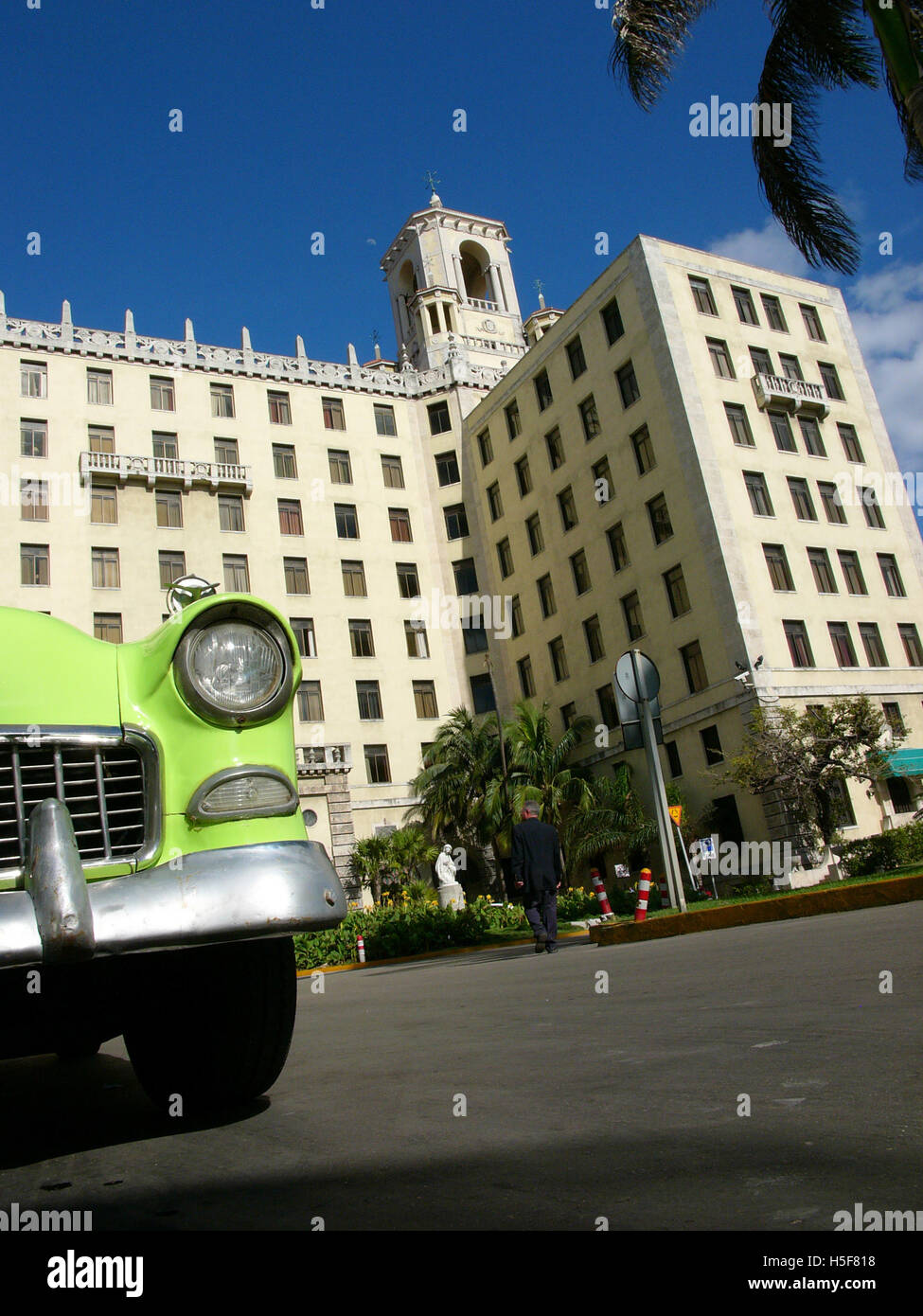 Mar 28, 2006 - Havana, CUBA - The Hotel Nacional de Cuba, Cuba's most prestigious and famous hotel. The Republic of Cuba is located in the northern Caribbean and south of the United States. The first European to visit Cuba was explorer Christopher Columbus in 1492. Centuries of colonial rule and revolutions followed. Batista was deposed by Fidel Castro and Che guevara in 1953. After the revolution trade with comminist Russia grew. The economy was hit hard in the 1990s following the collapse of the Soviet Union. Cuba currently trades with almost every nation in the world, albeit with restrictio Stock Photo